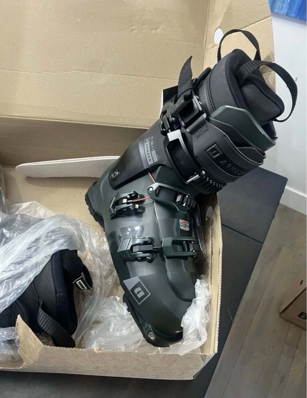 Armada AR ONE 130 MV Alpine Ski Boots 28/285 NWT